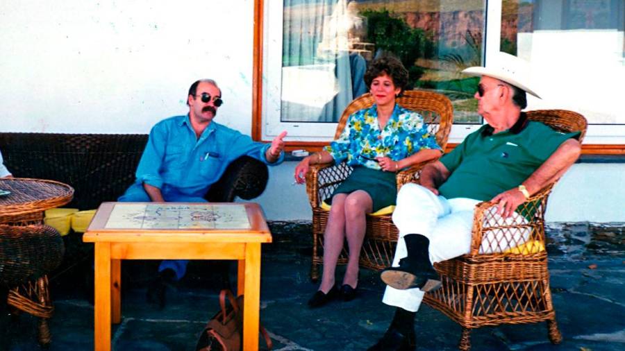 estrecha amistad. José Antonio Rivera y su mujer, Pierrette Armero, con Camilo José Cela en su casa de Guadalajara; el Nobel siempre dijo que el chef era uno de los pocos amigos de verdad que tenía.