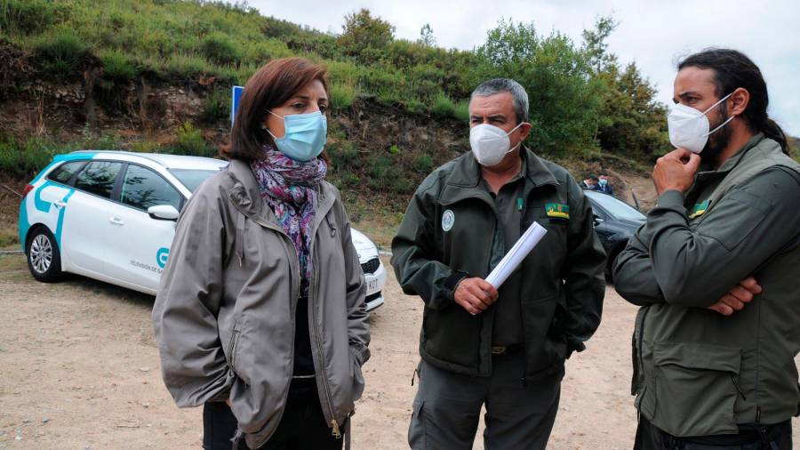 La conselleira Ángeles Vázquez en su visita a zonas afectadas por la última ola de incendios en Ourense. Foto: X.G.