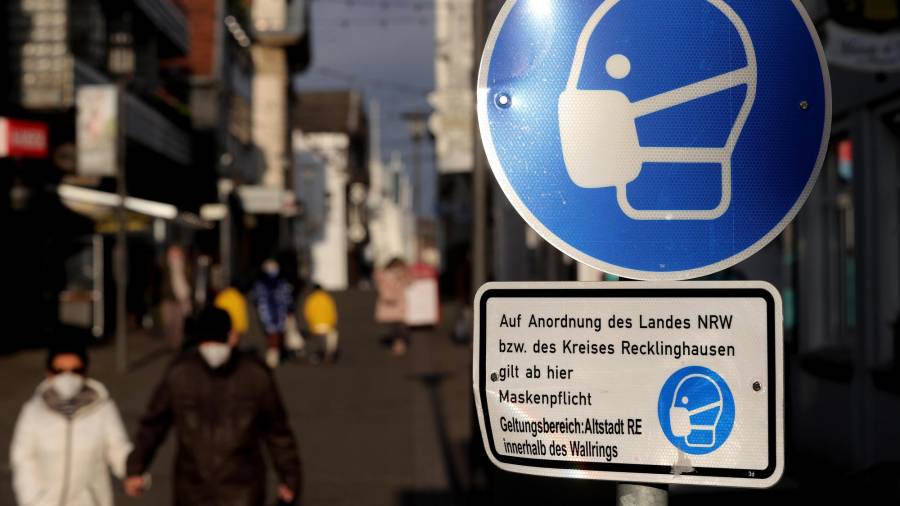 Señal sobre la obligatoriedad de llevar mascarilla en el centro de la ciudada alemana de Recklinhausen. EFE/EPA/FRIEDEMANN VOGEL