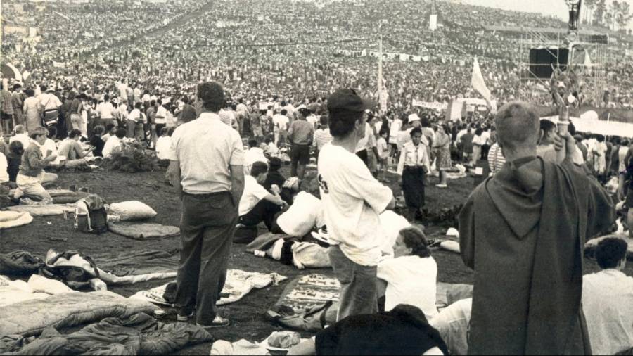 Medio millón de jóvenes cubrieron como un gran manto humano la explanada del Monte do Gozo para la misa del papa en agosto de 1989. Foto: ECG