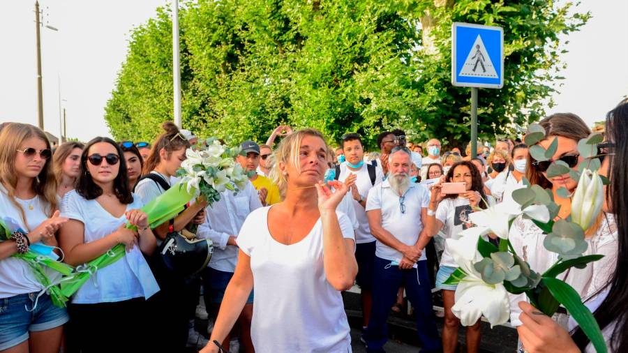 Bayona (Francia), 08/07/2020.- La esposa del conductor francés de autobús Philippe Monguillot, Veronique Monguillot (C), en una marcha en Bayona, Francia. EFE/EPA/CAROLINE BLUMBERG