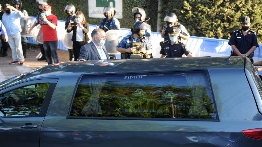 BUENOS AIRES (ARGENTINA), 26/11/2020.- Decenas de hinchas al paso del cortejo fúnebre que trasladó los restos de Diego Armando Maradona desde la Plaza de Mayo al cementerio hoy, en Buenos Aires (Argentina). EFE/ ENRIQUE GARCIA MEDINA