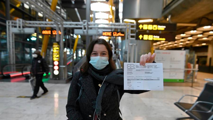 turismo. Una viajera con su PCR negativa. Foto: F. Villar / Efe