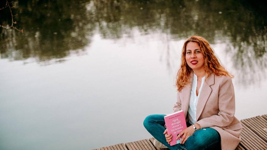 La escritora Diana Pardo Varela con su nuevo libro, ‘Abril descubre el mar y los helados de fresa’