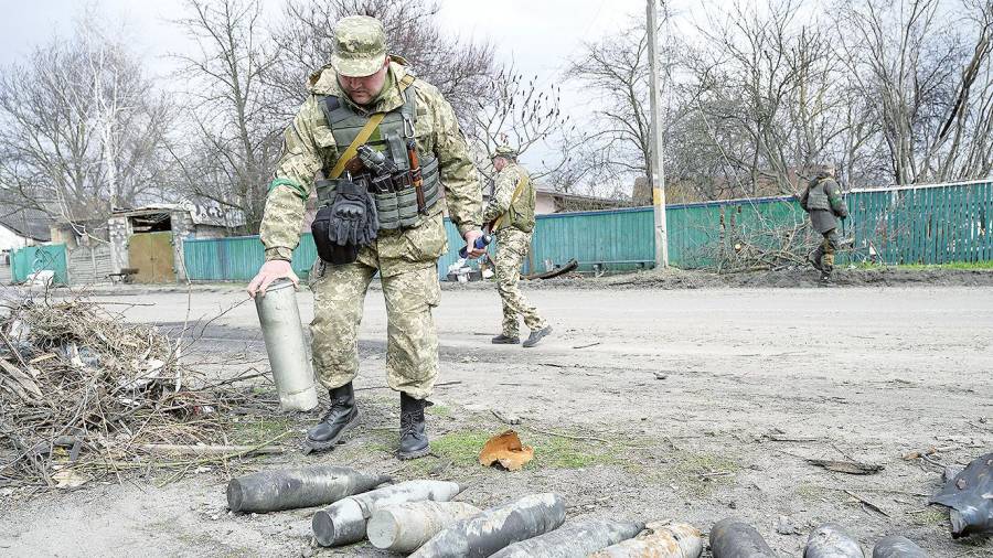 armas. Militar ucraniano aparta los restos de los proyectiles rusos en Andriivka (Kiev). Foto: Valeria Ferraro 