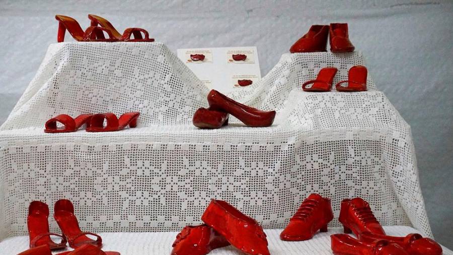 Elementos da exposición titulada ‘Zoquiñas vermellas’ no IES Maximino Romero de Lema, en Baio (Zas). Foto: C.G.