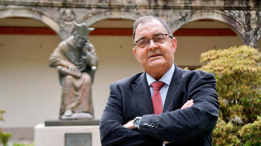 prof.dr. Fernando Ponte Hernando en el interior del Pazo de Fonseca (Santiago). Foto: Fernando Blanco