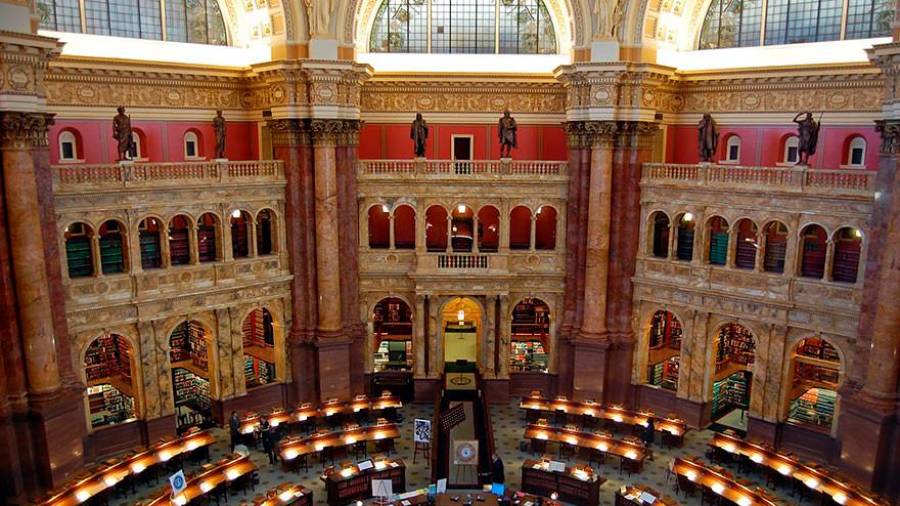 La biblioteca del Congreso. Situada en Washington D.c. y protagonista en el cine y la televisión. Es una de las mayores bibliotecas del mundo, con más de 158 millones de documentos y una colección digital que puedes consultar directamente en su web. (Fuente, www.trendencias.com)