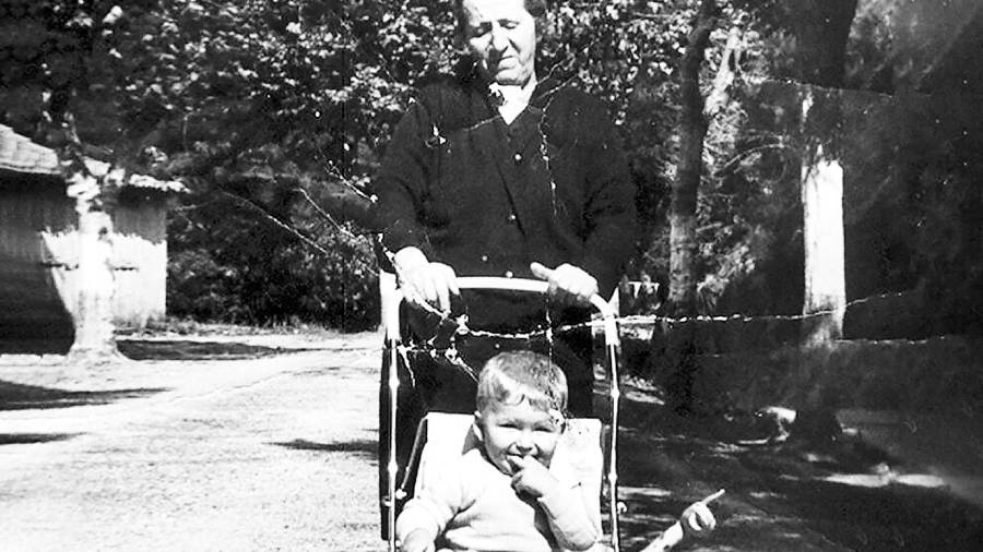 En os peares Feijóo de pequeño, en un carrito empujado por su abuela Eladia. Foto: Gallego