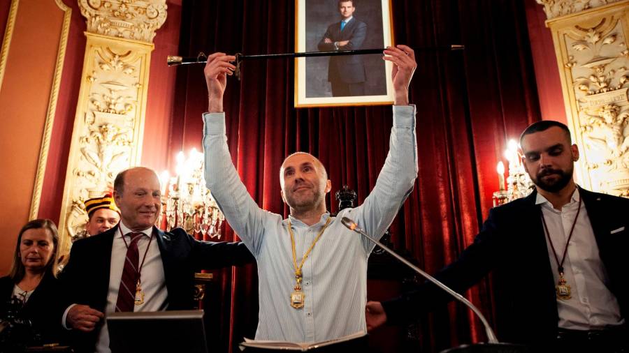 Gonzálo Pérez Jácome con el bastón de mando tras ser investido en 2019 con el apoyo del Partido Popular. Foto: Efe