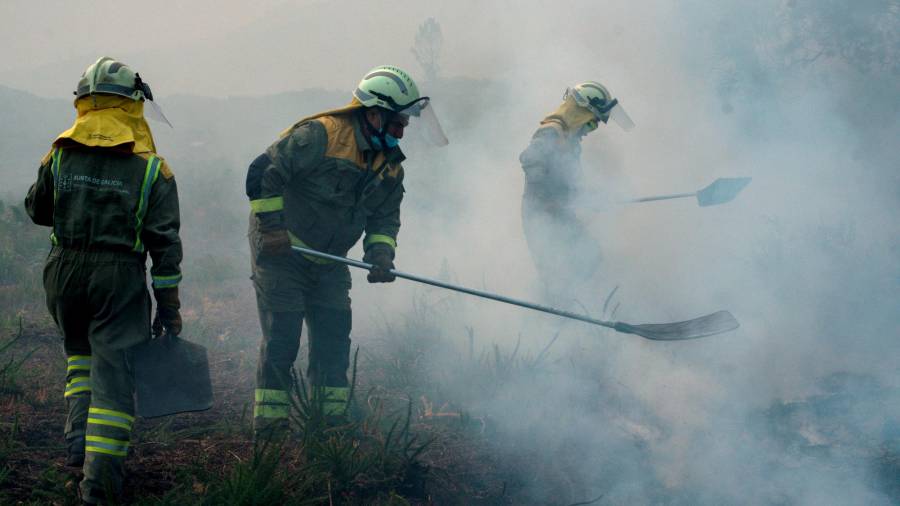Efectivos antiincendios tratan dde controlar el fuego que afecta al monte en el parque del Gerés-Xurés. Foto:Efe