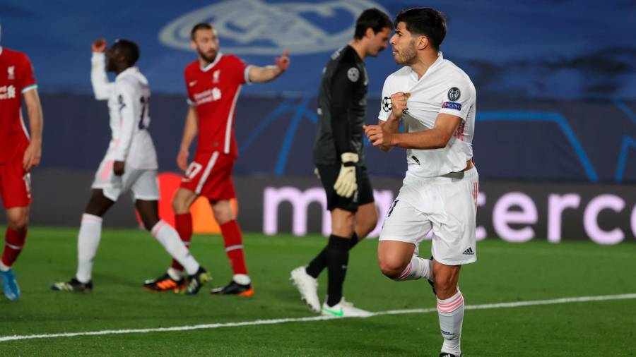 Marco Asensio se agarra el escudo en la camiseta para celebrer el 2-0 en el partido contra el Liverpool. Foto: Juanko Martín 