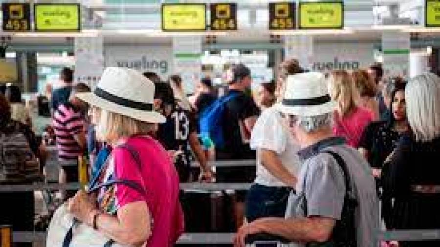 Turistas llegando a uno de los aeropuertos españoles. Foto: Europa Press
