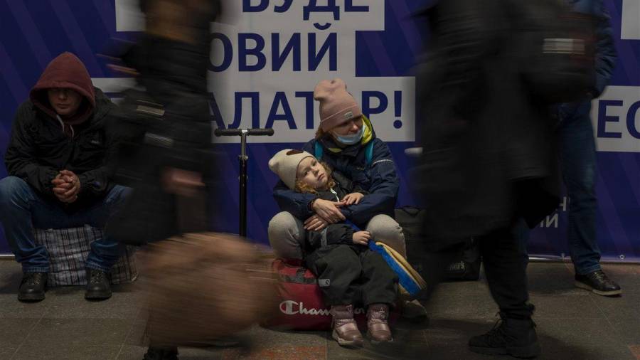 Una mujer con su hija espera un tren mientras intentan salir de Kiev. (Fuente, www.nationalgeographic.com.es/fotografia)