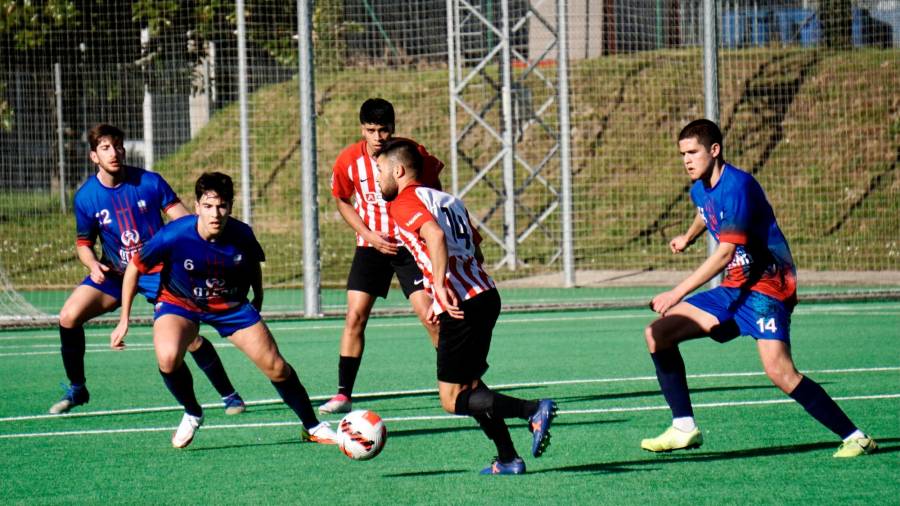 VISITANTE El jugador del Arteixo Pablo Ramos se lleva el balón ante Alberto (6) y Hugo Álvarez (14). Foto: Fernando Blanco