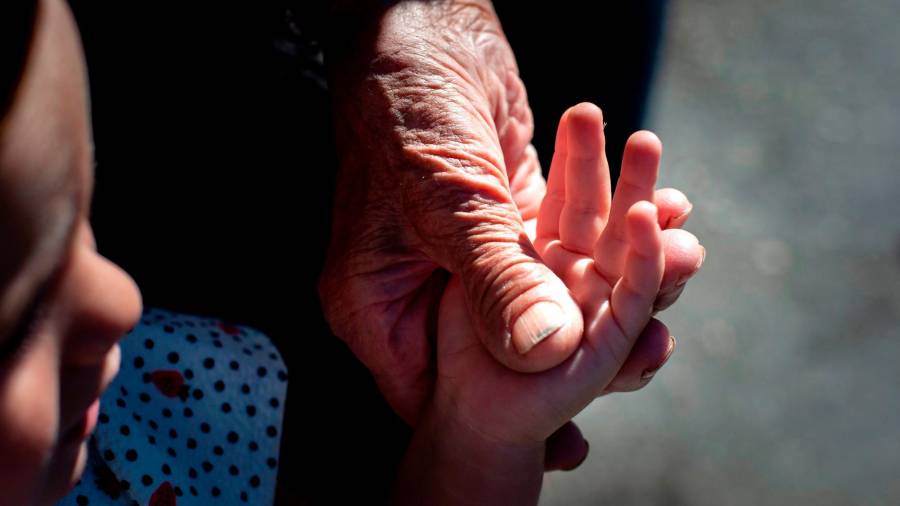 FAMILIA. Un abuelo gallego lleva de la mano a su nieto a dar un paseo. Foto: EFE/Brais Lorenzo