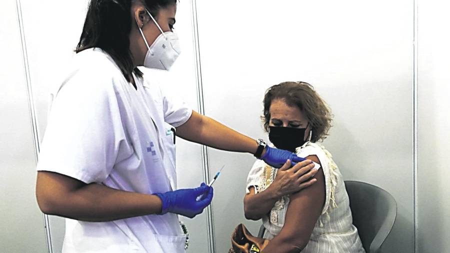 inmunidad. Una mujer se vacuna contra la COVID-19 en el centro de vacunación masiva.