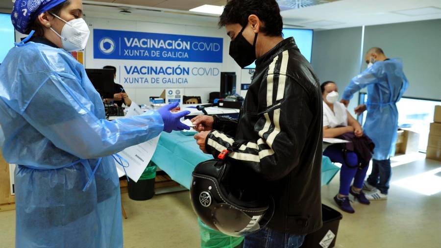 vacunación. Un joven acude a recibir su dosis en el Hospital de Ourense. Foto: R. Veiga / E.P.