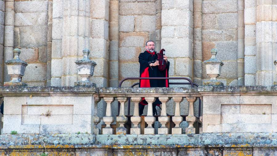 MOMENTO MÁGICO. El músico Bieito Romero en la torre de la Catedral interpretando el Himno de Ourense. Foto: D.O.