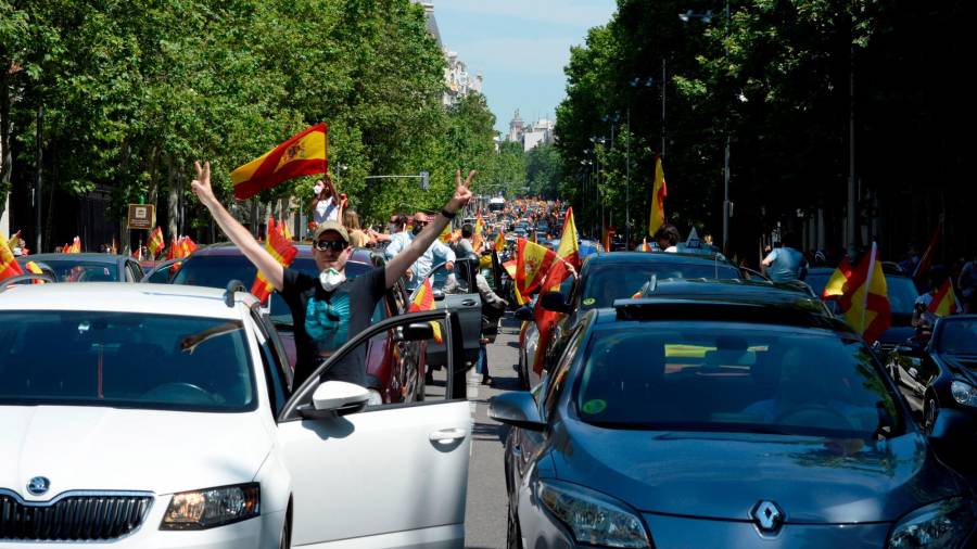 MADRID, 23/05/2020.- Manifestación en coche en la plaza de Cibeles en Madrid que Vox ha promovido contra la gestión del Gobierno en la pandemia de coronavirus. EFE/Victor Lerena