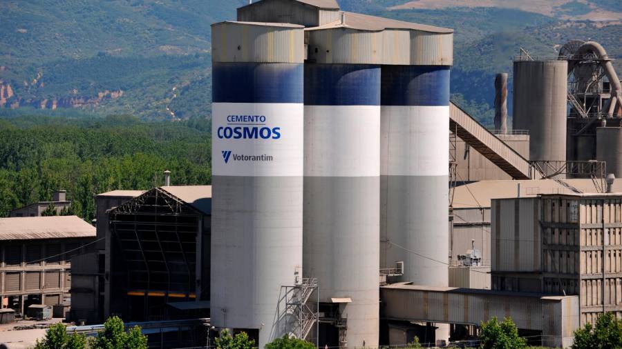 Planta de Cementos Cosmos, del grupo Votorantim, en Toral de los Vados, donde se instalará la planta con catorce mil paneles fotovoltaicos. Foto: EDF Solar