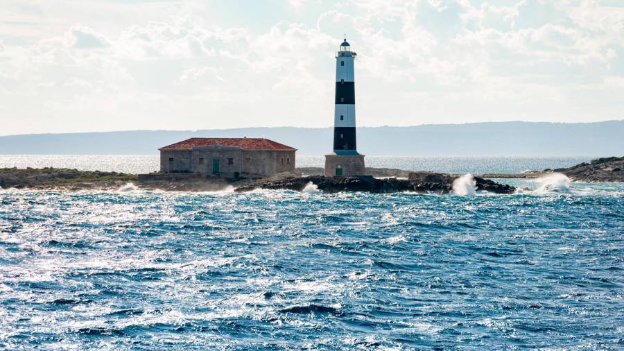 Vista general del Faro des Penjats sobre la mar, a 14 de octubre de 2016, en Ibiza, Islas Baleares, (España). Como cada 7 de agosto se celebra el Día Mundial de los Faros, una festividad destinada a promover el cuidado y la preservación de una construcción que ha ayudado en la seguridad y orientación de los marineros desde la antigüedad. El Faro des Penjats, faro de los Ahorcados en español, es un faro situado en el extremo sur de la isla de Es Penjats, islote junto a la isla de Ibiza, parte de las Islas Baleares (España). Construido por la administración pública entre 1854 y 1856, el faro se levanta a medio camino entre Ibiza y Formentera, lugar en el que se han producido numerosos naufragios a lo largo de su historia que le han proporcionado una cierta fama negativa. Su traducción al castellano como ‘los ahorcados’ podría apuntar a los condenados que, desde la Edad Media, eran ajusticiados en la isla. 27 JULIO 2021;IBIZA;ISLAS BALEARES;FARO;DÍA MUNDIAL DE LOS FAROS;FARO DES PENJATS Germán Lama / Europa Press (Foto de ARCHIVO) 14/10/2016