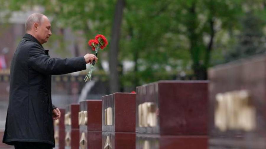 moscú. Putin deposita flores como homenaje. Foto: EFE