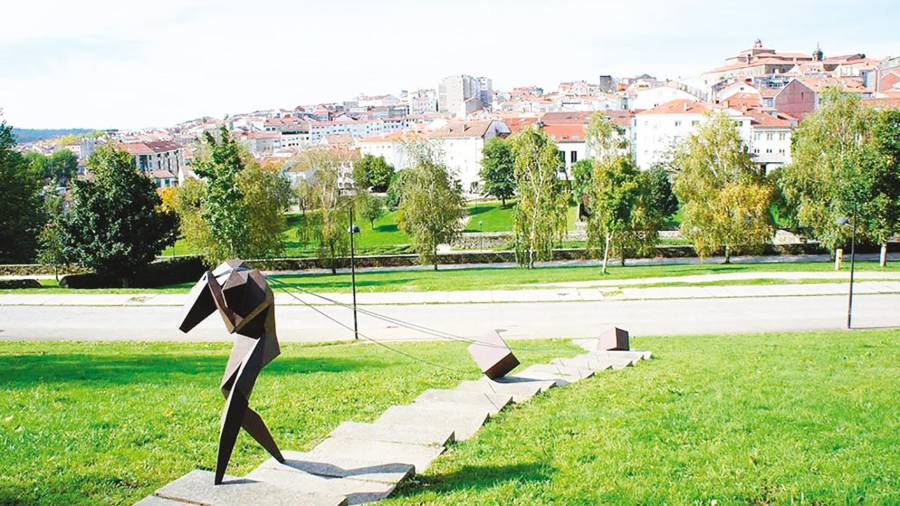 Escultura “Itinere” de Lucía Perdíz, representación del esfuerzo humano. Parque de Belvís (2015). Foto: ECG