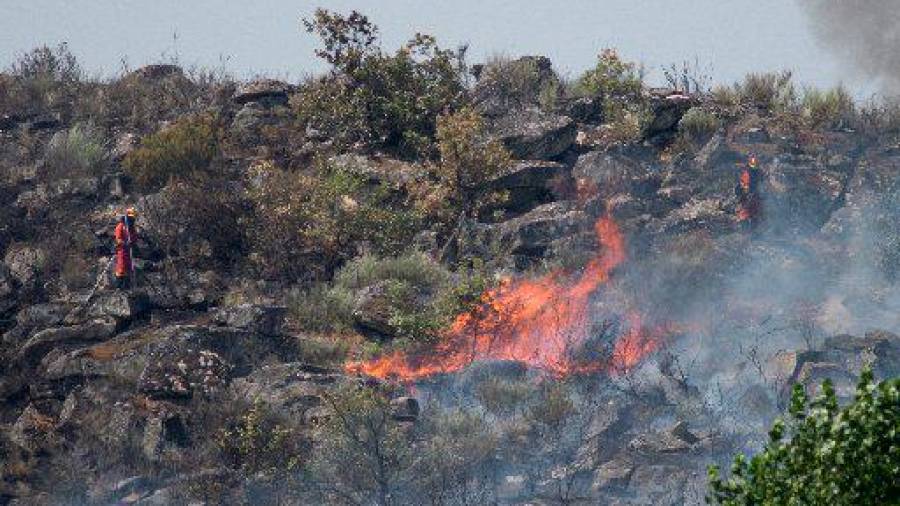 Imagen del incendio de Cualedro (Ourense) ya bajo control. Foto: EFE/Brais Lorenzo