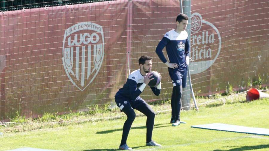 Julen Fernández, con el balón, entrenándose. Foto: CD Lugo