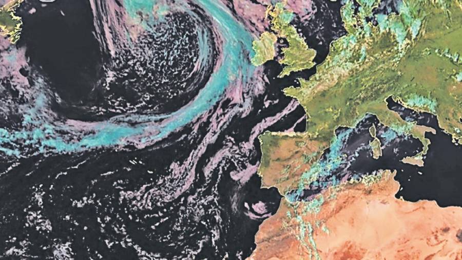 observación. Imagen del satélite Eumetsat, correspondiente a las 14.30 de este martes, que permite diferenciar las nubes altas compuestas por hielo (en color azul) de las formadas por agua líquido (dependiendo de su altura, cuanto más bajas más color rosado). En el suelo, la vegetación aparece de color verde, las zonas desérticas de color marrón y la nieve de color azul brillante. Foto: Web de Meteogalicia