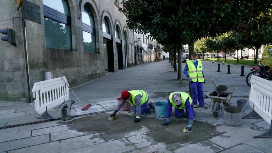 Obras de mantenimiento como las que se realizan en el pavimento generan cientos de puestos de trabajo en la comarca