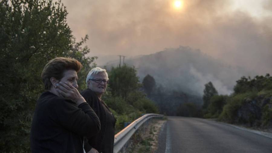 Rosario de incendios forestais en Galicia con ameaza a vivendas en catro deles