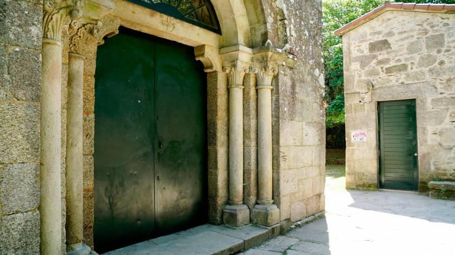 Todas las puertas de la iglesia de Santa Susana lucen como nuevas desde ayer. Foto: Fernando Blanco