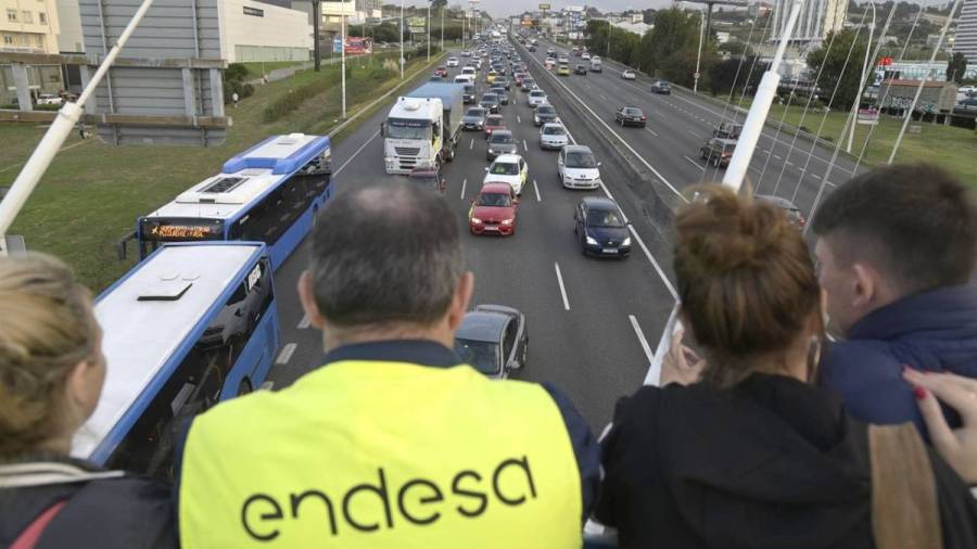 Una macrocaravana de 800 vehículos atasca A Coruña en defensa de As Pontes