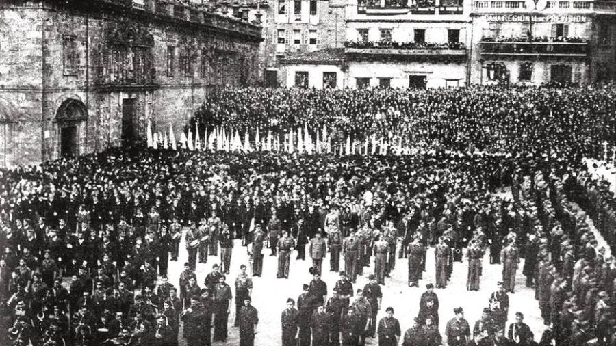Ceremonia de apertura de la Puerta Santa en 1937 con la plaza de A Quintana abarrotada. Foto: Ksado/Archivo