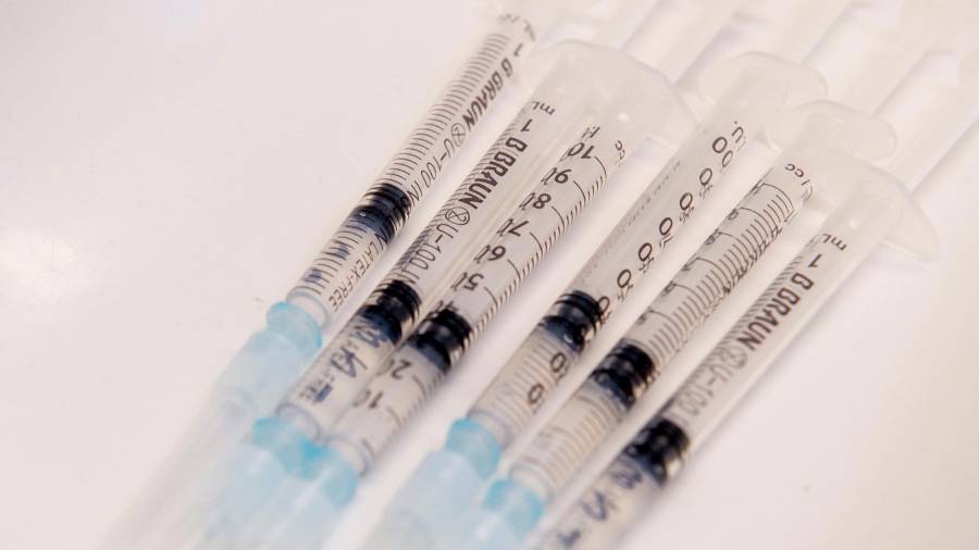 Jeringuillas con la primera vacuna de Pfizer distribuida en el mundo. Foto: Sandor Ujvari / Efe