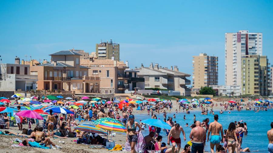 Imagen del pasado día 16 de mayo que muestra que el primer fin de semana completo sin las restricciones del Estado de Alarma llenó las playas de Murcia / EUROPA PRESS