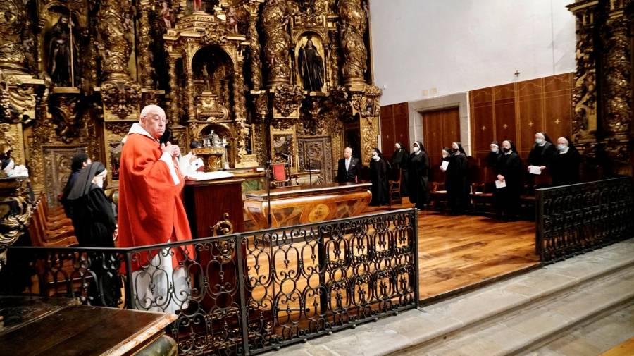 El deán de la Catedral, José Fernández Lago, durante la misa en San Paio de Antealtares.