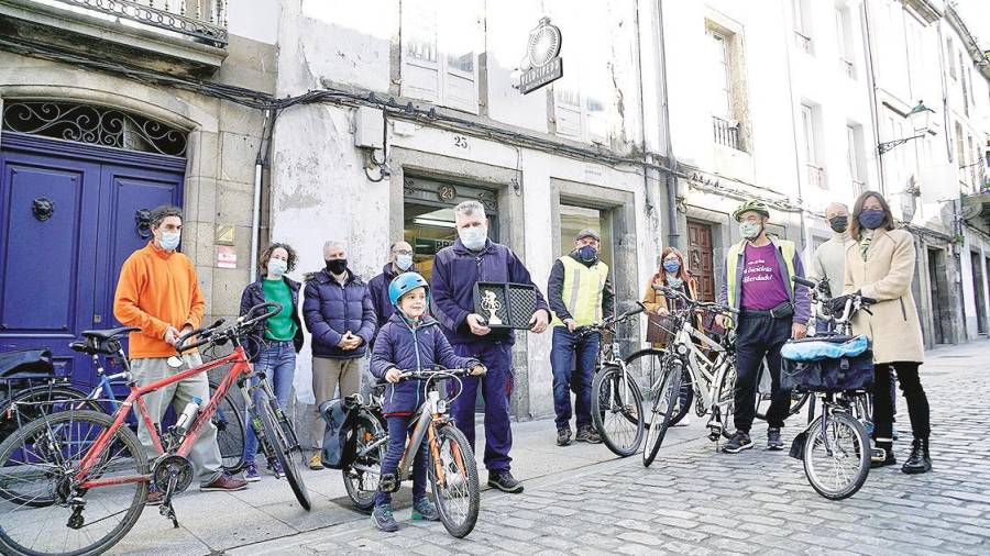 galardón. Los usuarios de bicicletas de la ciudad le entregaron una placa conmemorativa por su servicio. Fotos: Fernando Blanco
