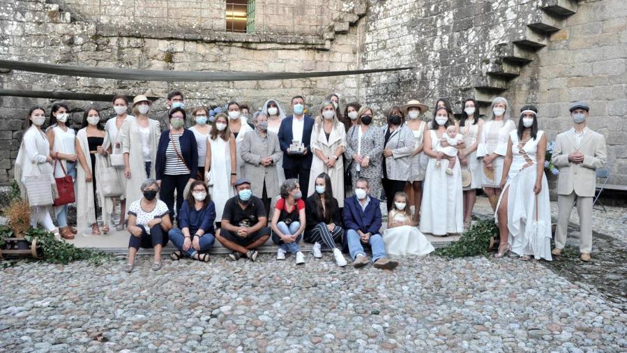 Grupo de artesás e artesáns do castelo de Vimianzo co presidente da Deputación e a alcaldesa. Foto: Torrecilla