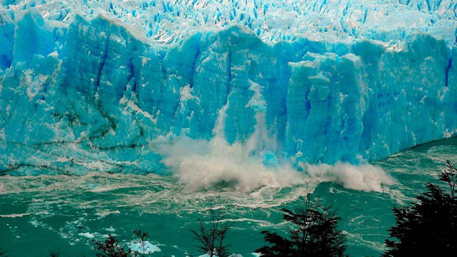 Hielo rompiéndose por la presión del agua en el glaciar Perito Moreno a la altura de la Patagonia argentina en julio de 2008. (Autora, Ariel Molina. Fuente, EFE)