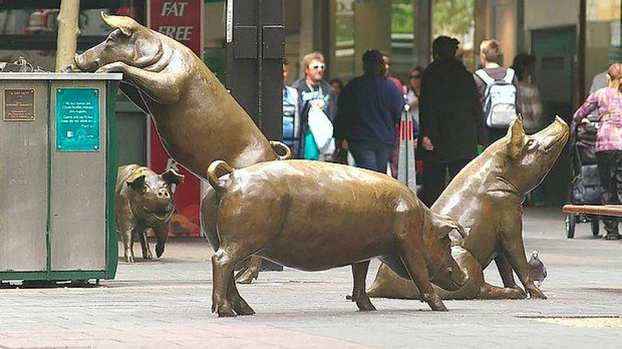 Un día fuera. En esta conjunto de esculturas, de la artista Ruth Fazakerley, se puede ver como cuatro cerdos se pasean por la acera del principal distrito comercial de la ciudad de Adelaida. (Imagen, increible.co)