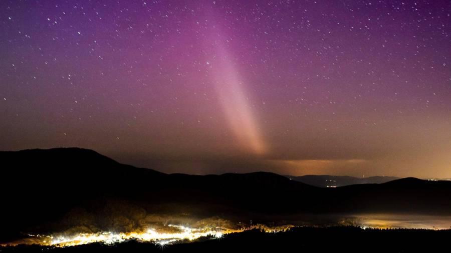 La Aurora boreal en el cielo de Salgotarjan, Hungría. (Autor, Peter Komka. Fuente, EFE)