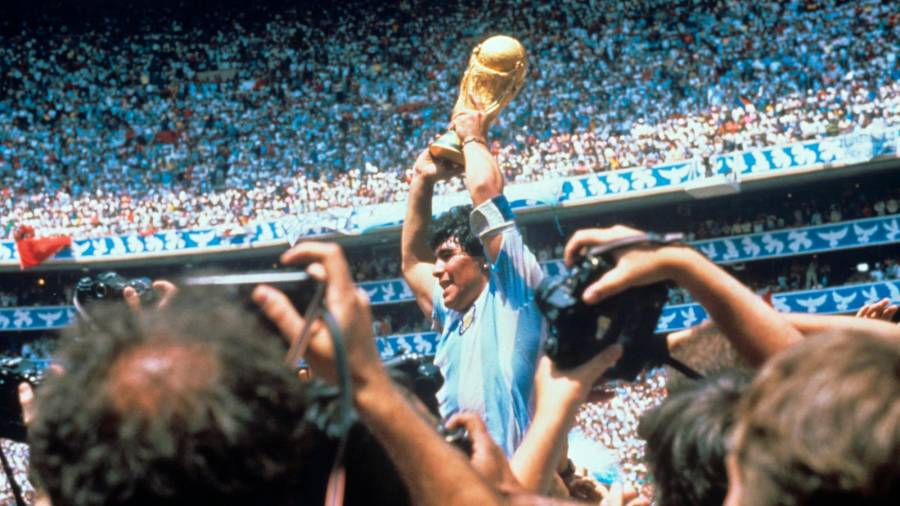 El astro argentino, levantando la Copa del Mundo de 1986. Foto: EFE