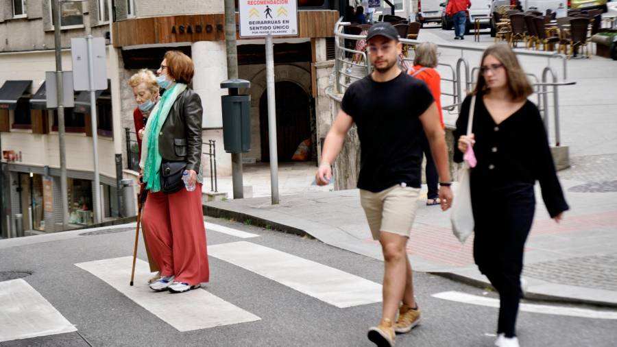 libertad. La gente da sus primeros pasos sin mascarilla, tras 401 días, en Santiago de Compostela. Foto: Fernando Blanco