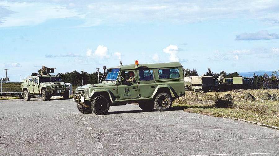 Vehículos militares en las inmediaciones de la base. Foto: F. Blanco