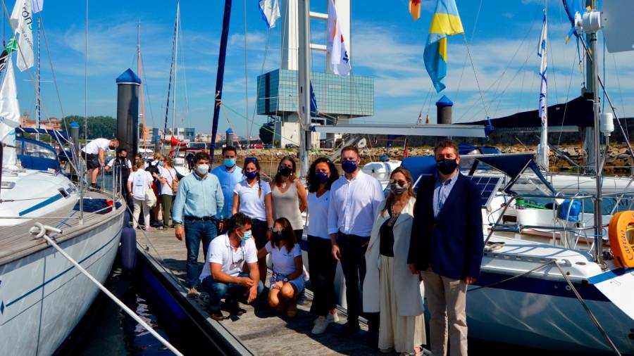 RECEPCIÓN. Participantes en la recepción ofrecida a la tripulación en el puerto de A Coruña. Foto: N. E. C.