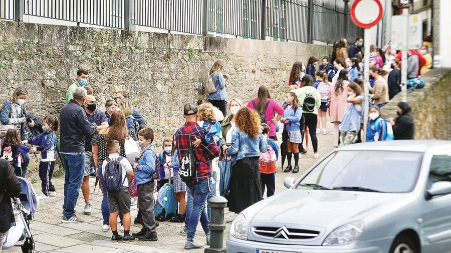 Alumnos y familias esperan para acceder al colegio concertado Nuestra Señora de los Remedios Foto: F. Blanco 