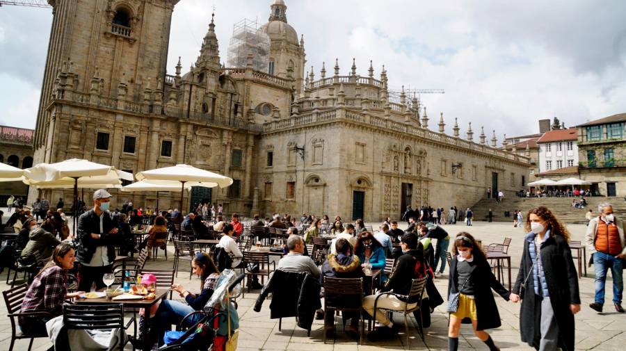 Santiago celebra el Viernes Santo: colas para acceder a la Catedral por la Puerta Santa